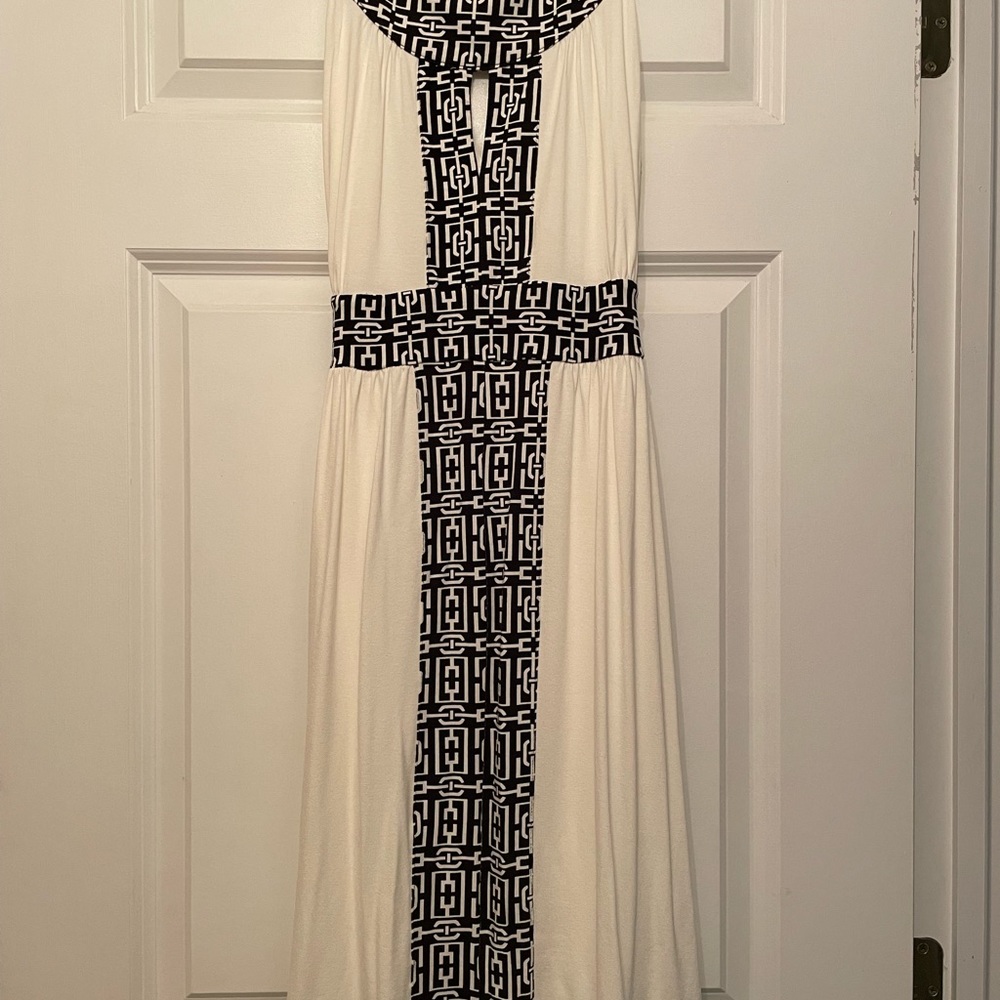 Women’s sleeveless dress with peek hole